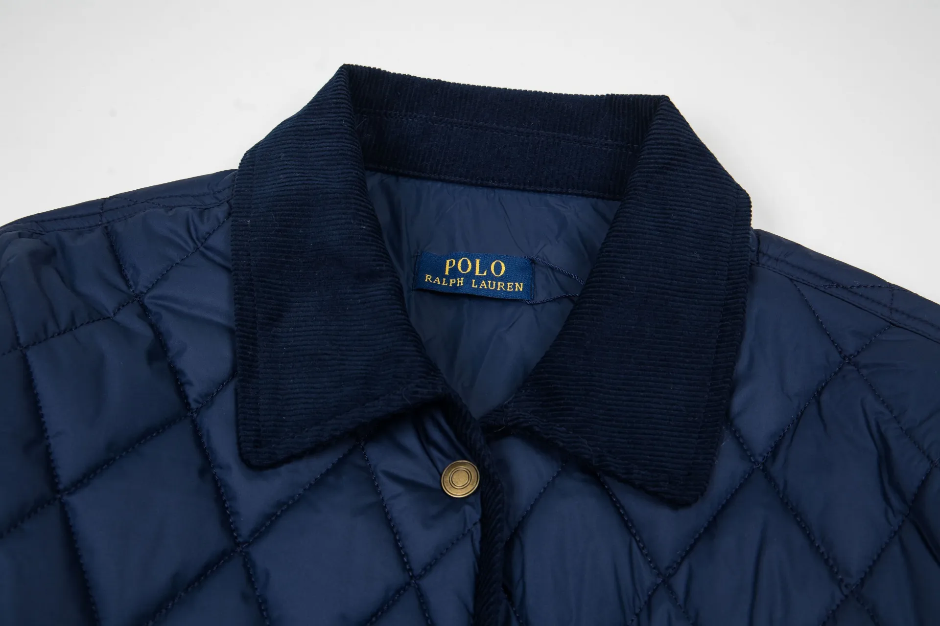 P330 Model No.: G130 Ralph Lauren New Ralph Lauren chest logo embroidery diamond plaid lapel corduroy cotton jacket 1️⃣Selected high-quality high-elastic cotton, perfect control of workmanship details, exquisite small logo embroidery on the chest, corduroy color-blocked lapels, pocket design full of details, highlighting personality! The version is simple but not simple! 3️⃣It is very youthful and energetic, and can be easily worn by both men and women. It is very in line with the fashion aesthetic concepts of today's young people! 4️⃣A full set of customized accessories, complete with three standards, same style for men and women, a must-have for couples! Color: black, navy blue, apricot Size: S, M, L, XL